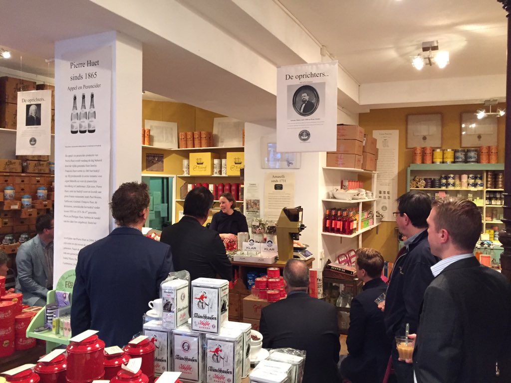 NetwerkZwolle's tweet image. We zijn op het bezoek bij @HetHanzeHuis in Zwolle! #proeverij #netwerken