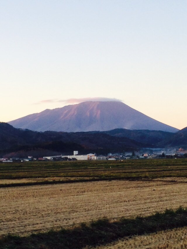 mori_mori_36's tweet photo. 夕方の岩手山🍁🍂🍁🍂 https://t.co/q78r974eDs
