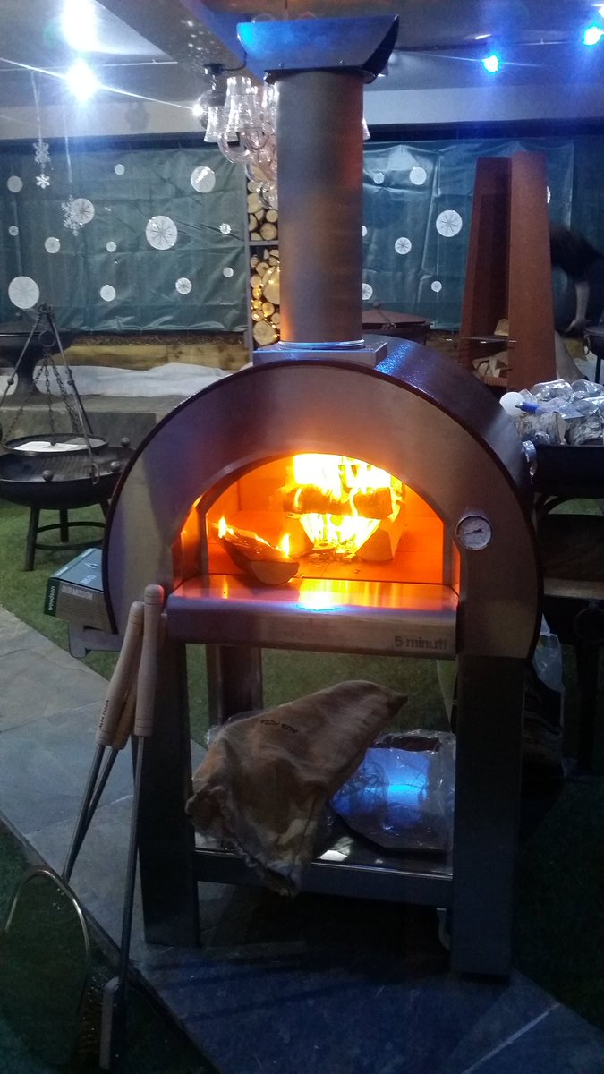 carmela_kitchen's tweet photo. Last night @alfresco_chef was using this beautiful @AlfaPizza oven at @bellnorthampton #twistedfirestarter https://t.co/e5RBXcD0TW