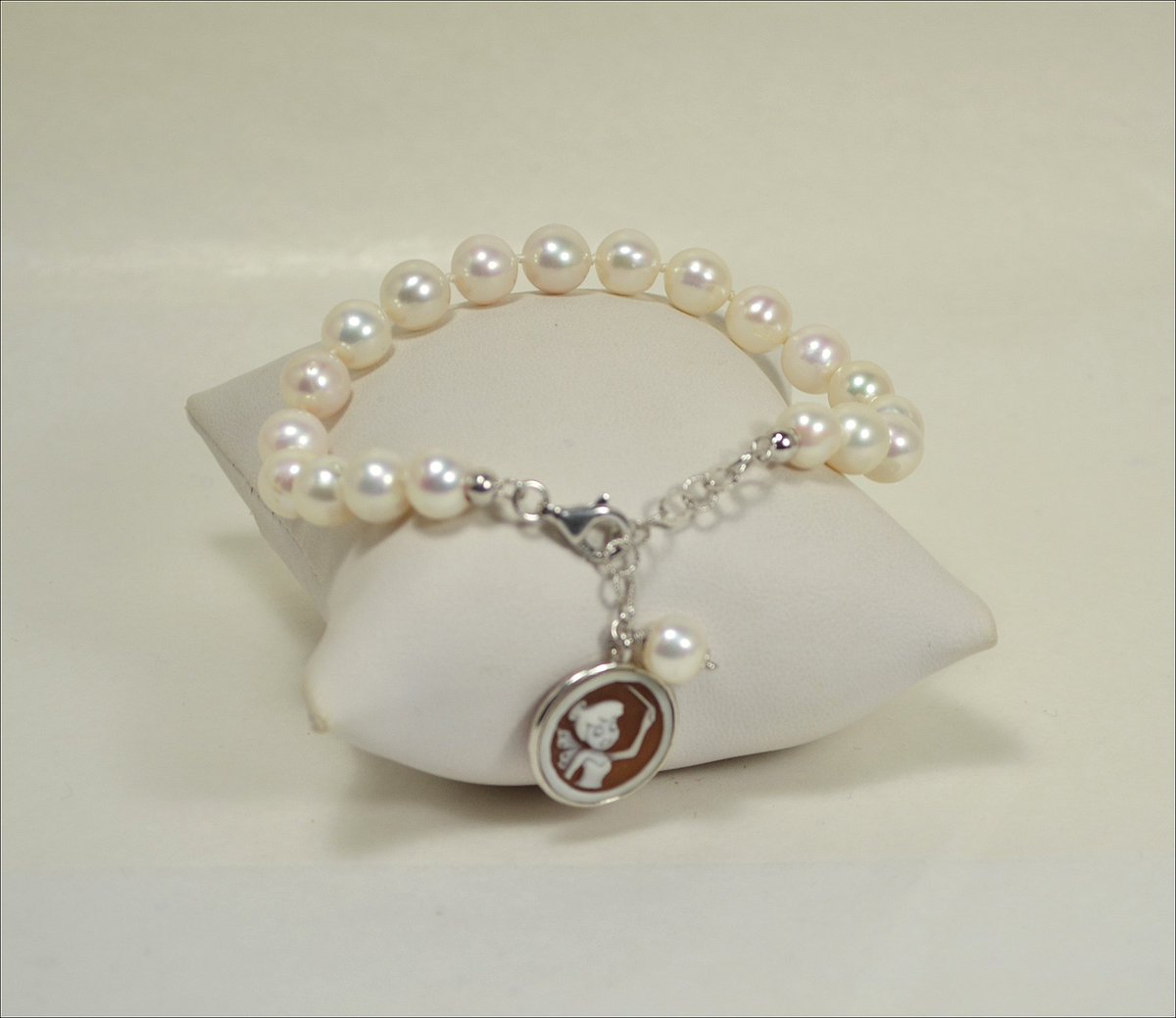 delmaoro1's tweet photo. #braccialeperle cammeo argento #perlebracciale
#delmaoro@teletu.it  #perle https://t.co/WykpSGHkUU