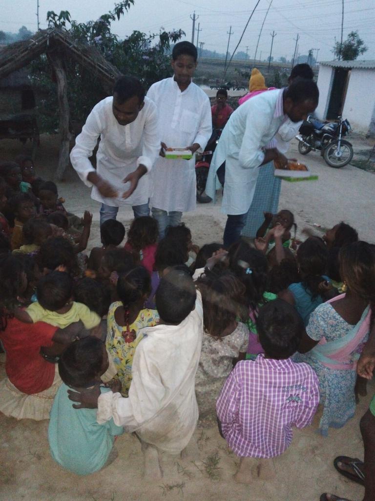 pcm_team's tweet photo. Pcm's members with mahadalits children celebrating dipawali. https://t.co/tNIL4Q19G5