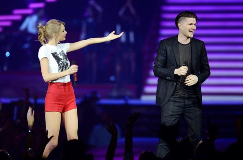 ImagineScript's tweet image. Imagine: Seeing your boyfriend and your best friend performing together.