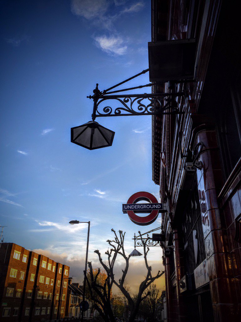 EkeKimmo's tweet photo. Busy&amp;peaceful in London #samemorning #1mileapart #bestcity https://t.co/f8S2h8brSO