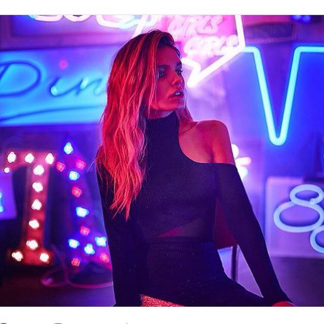 BABYJBLOGS's tweet photo. Regram the gorg @chloelloyd 80s shoot. Photog: @grahamareid stylist: @lisaelliottfashionstylist mua: @blou_makeup https://t.co/4indMn0SiX