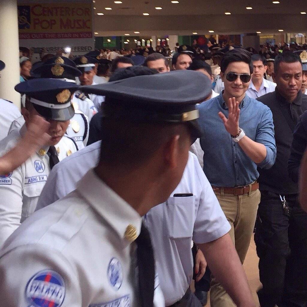 ADMD_Netanya's tweet photo. RT frm @ALDUBLOLANIDORA smsupermalls: #AldenInSM performing 'Thinking Out Loud' smmegamall! #ALDUB17thWeeksary https://t.co/rsX63QviFi