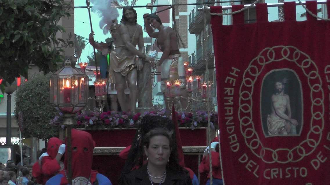 hmercedalm's tweet photo. Lágrimas qe sin querer
deja caer la Merced
por la tristeza d ver
como el látigo en su espalda
va desgarrando la piel https://t.co/D8KLaa0OvN