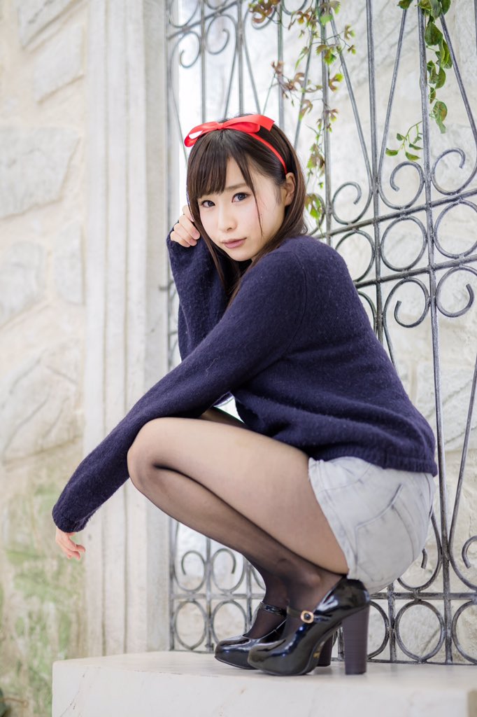 頭に可愛いリボンをつけている逢坂愛の画像♪