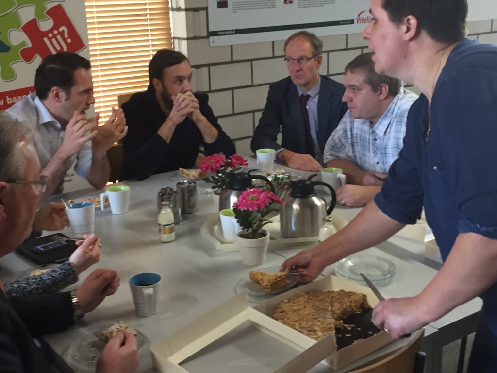 Gesprek met koffie en vlaai over varkenshouderij tussen <a href="/martijnvdam/">Martijn van Dam</a> en familie Michiels.