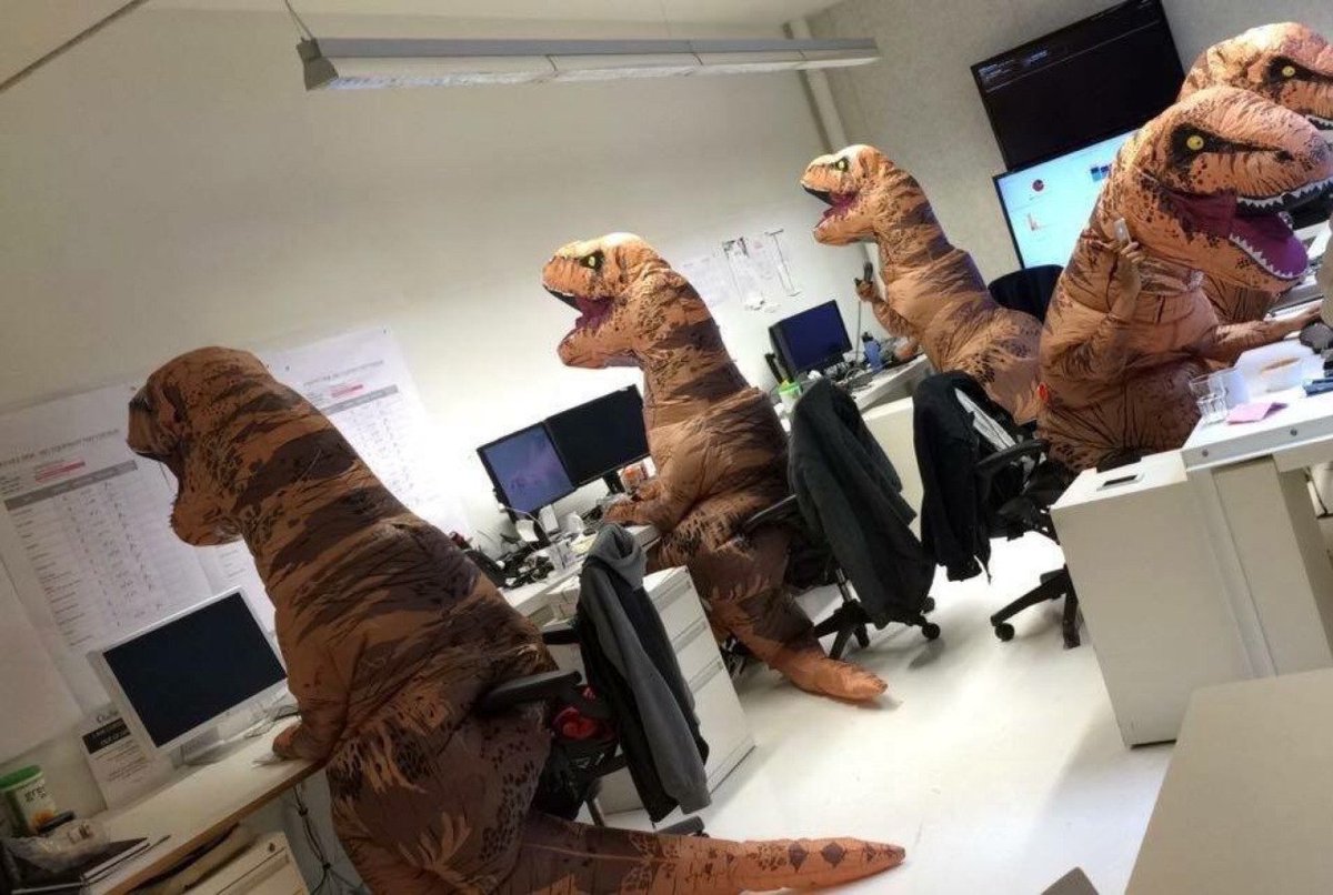 @paleofreak 'Paleontolgy Department on Halloween' visto en Reddit