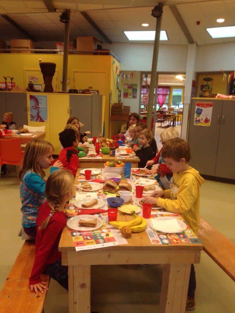 OBS Wilgenhoek geniet van Schoolontbijt - altenaactueel.nl/werkendam/hank…