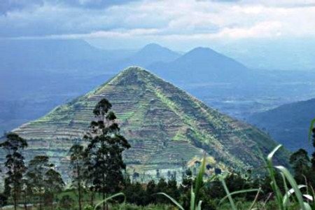 Beberapa kali lewat, baru nyadar ternyata Gn. Sadahurip di Garut mirip banget sama Piramid. Apakah....?