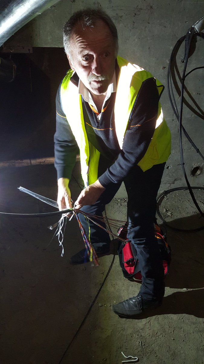 jpportron's tweet photo. Répar suite vol de câbles à #Blois pont de Gaulle. Mobilisation totale #Orange pour remettre le service aux clients https://t.co/mekeJ9ZVvk