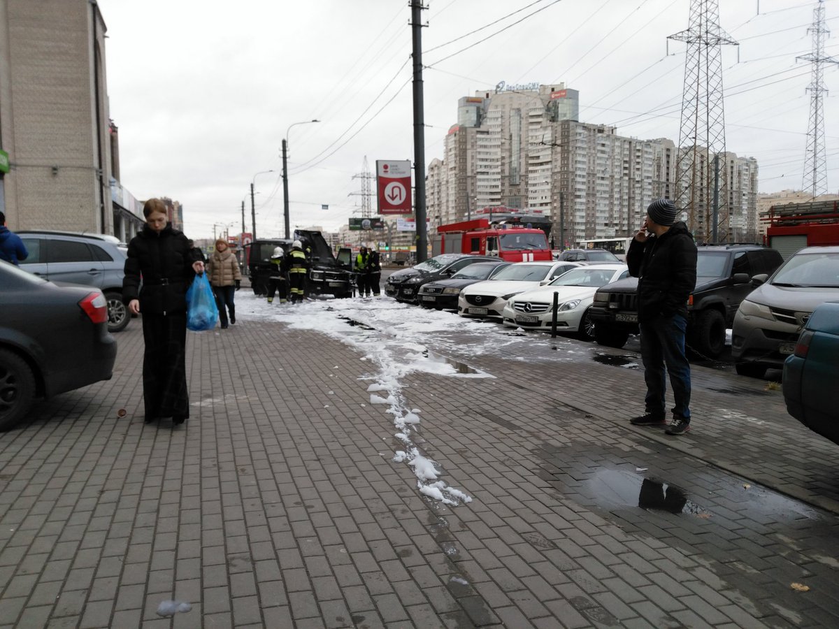 poytu's tweet photo. @spbvoditel на Пионерской, как-то "гелик" сгорел https://t.co/602wqH4JcI