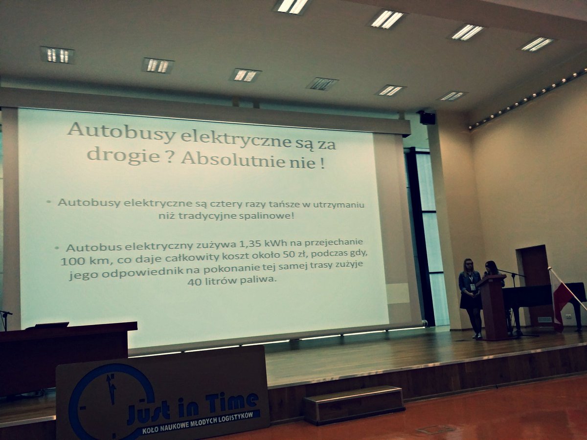 edoszewczak's tweet image. Dziewczyny z wałbrzyskiego #3LO prezentują swoją koncepcję transportu miejskiego. #Pollogus2015 #PWSZ #Wałbrzych