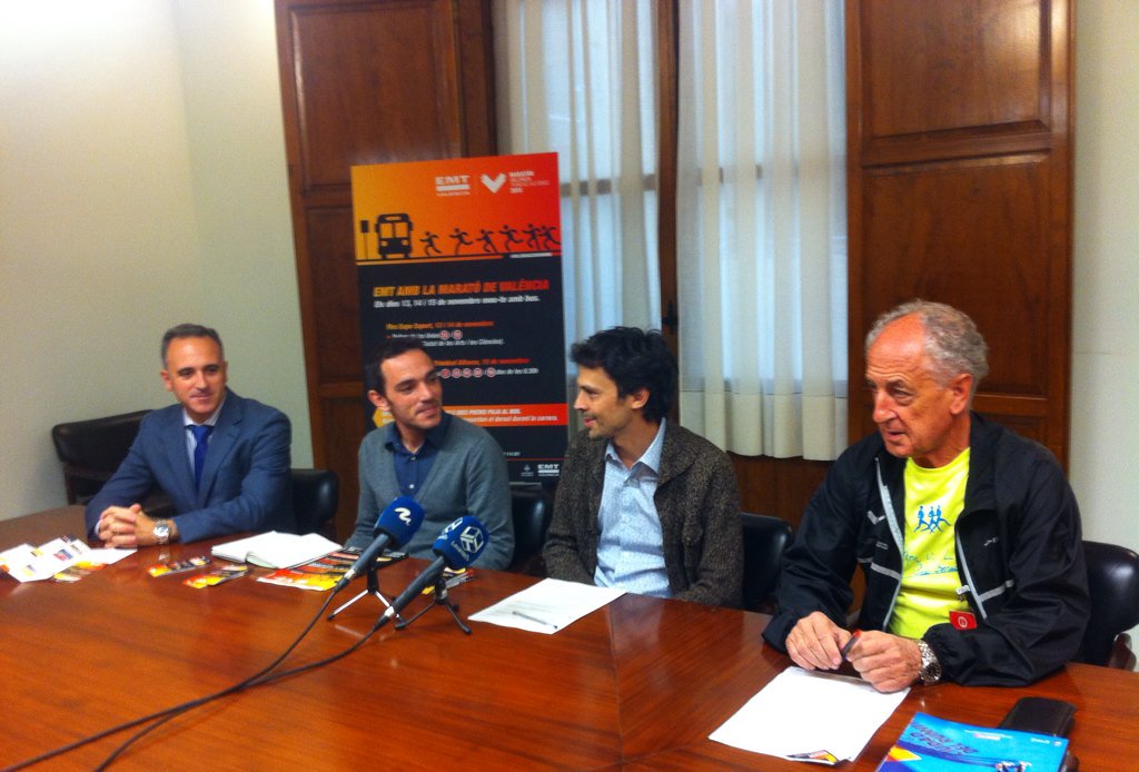 RUNNING_CV's tweet photo. Presentación del dispositivo especial de la @emtvalencia para el @maratonvalencia. Bus gratis con tu dorsal el #15N https://t.co/NBfsS6CO8g