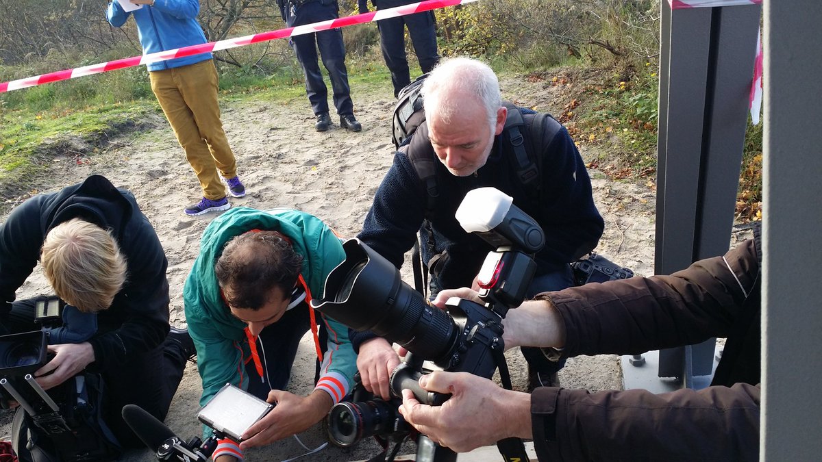 Onder toezicht van veel media wordt de nieuwe klepel in de Bourdonklok gehesen