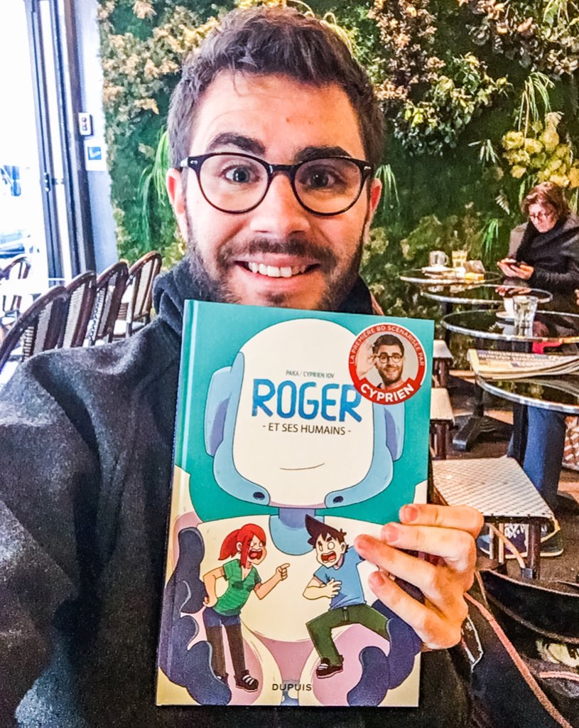 MonsieurDream's tweet photo. J'ai enfin ma BD ROGER ET SES HUMAINS dans les mains ! J'ai des yeux d'enfant :D Elle sort le 20 novembre 📚🤓 https://t.co/cYJkUdPQmx
