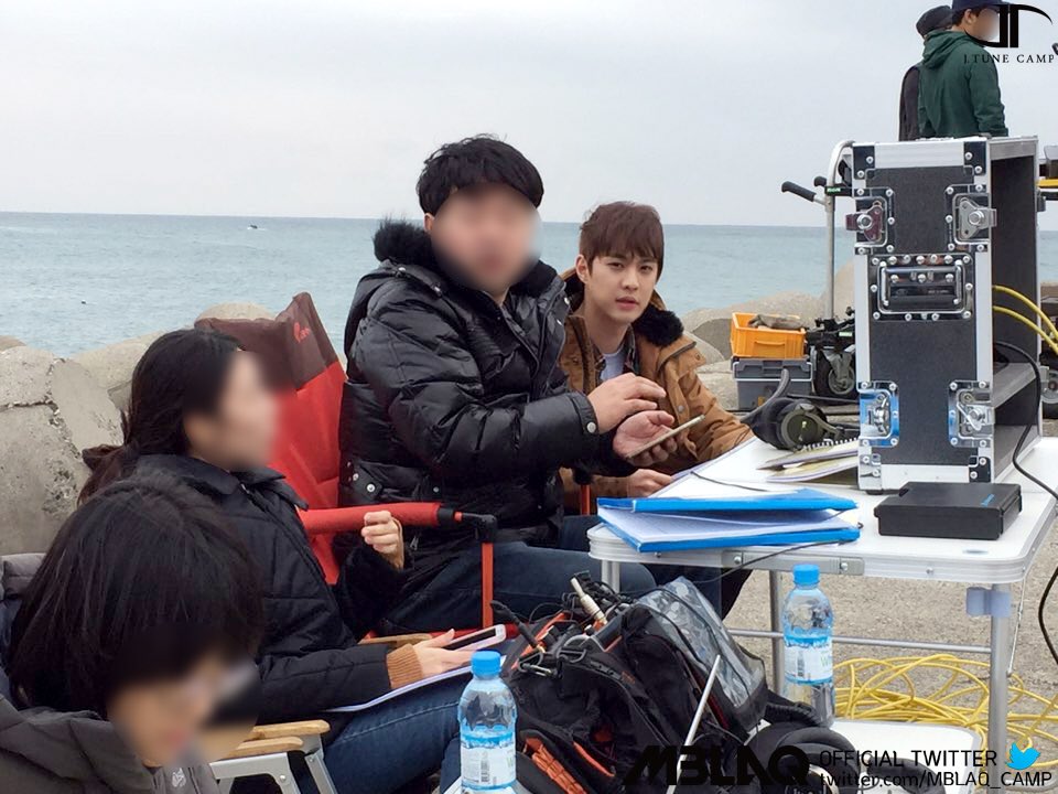 MBLAQ_CAMP's tweet image. [#MBLAQ]  추운 바닷 바람을 맞으며 열일 중인 양리더님! 첫 영화 많이 기대 해 주실꺼죠? #엠블랙 #승호 #로큰롤할배