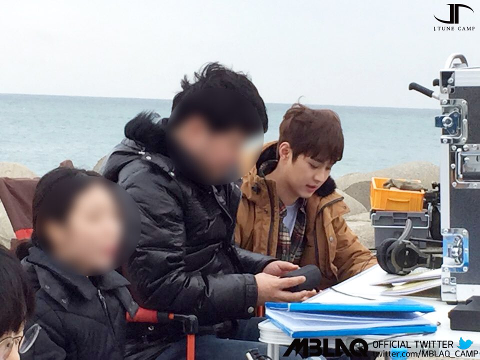 MBLAQ_CAMP's tweet image. [#MBLAQ]  추운 바닷 바람을 맞으며 열일 중인 양리더님! 첫 영화 많이 기대 해 주실꺼죠? #엠블랙 #승호 #로큰롤할배