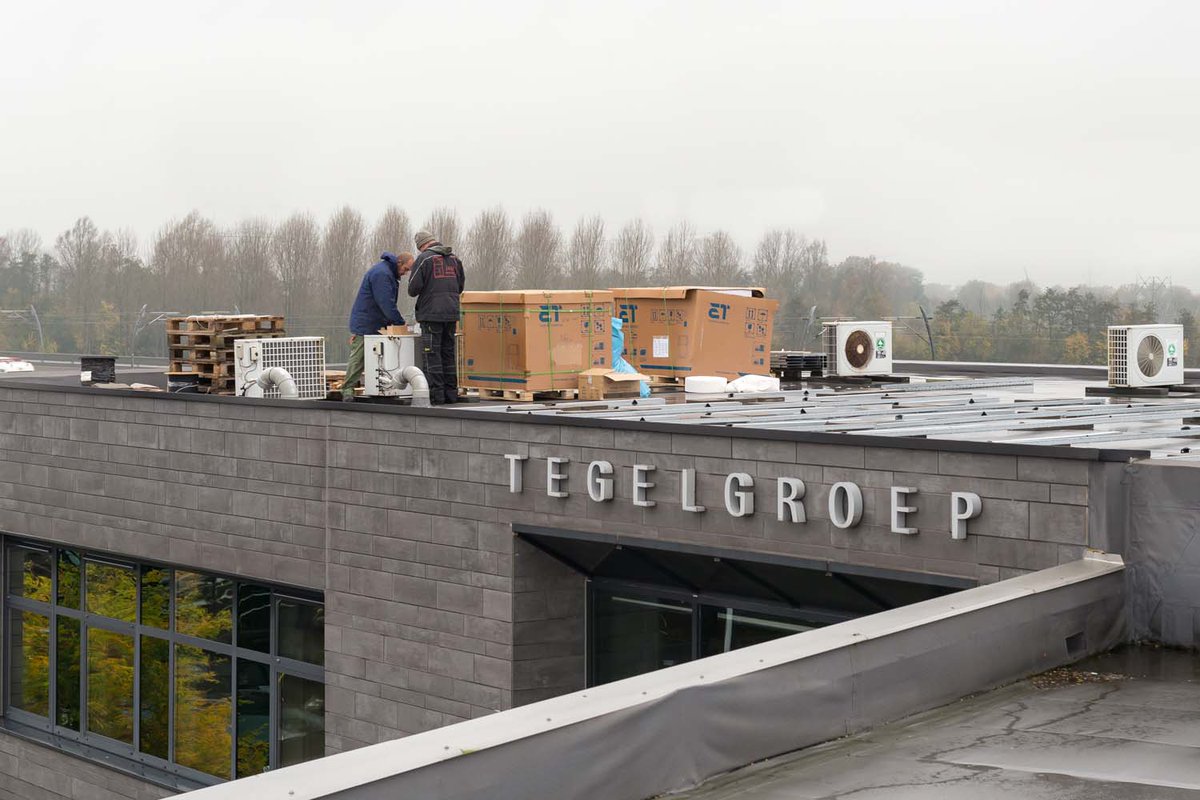 Het dak van TGN wordt momenteel voorzien van zonnepanelen. Dit is een milieubesparende maatregel.