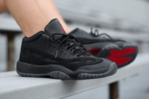 black cat jordan 11