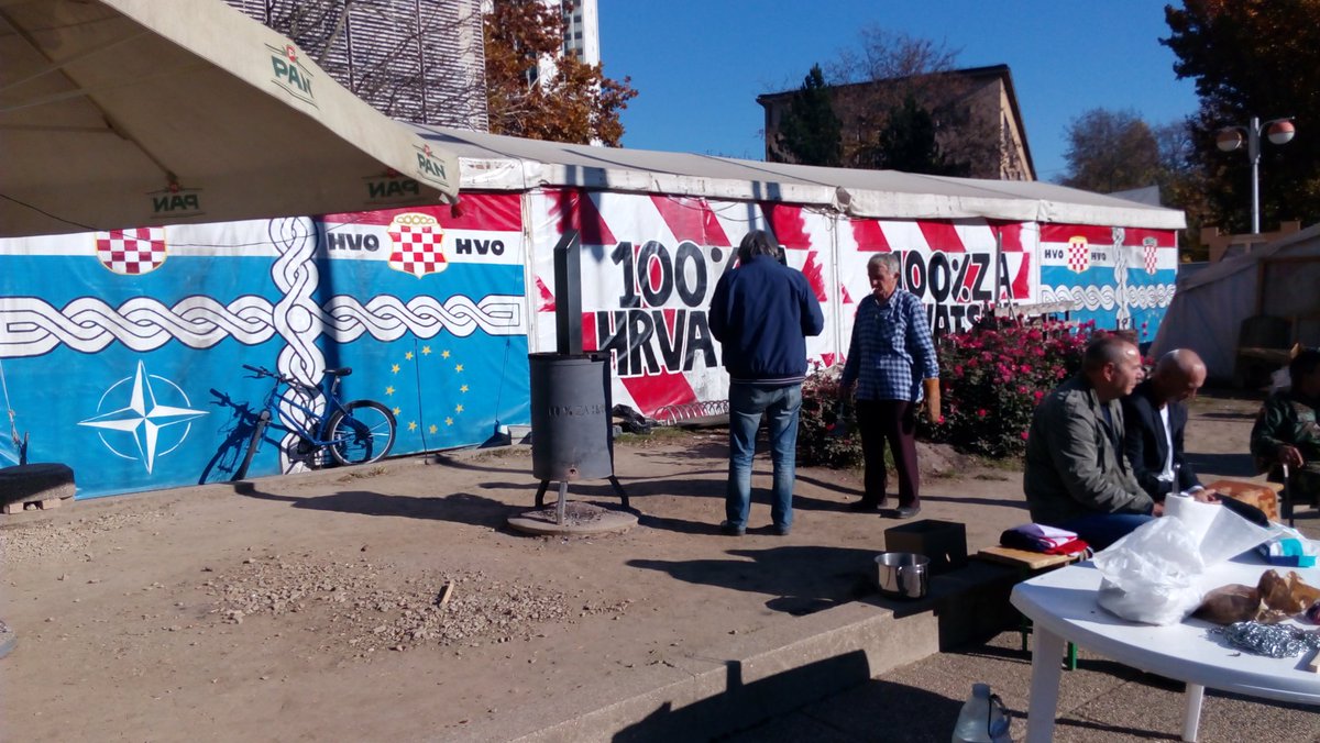 Nethr's tweet photo. Peče se kestenje ispred Ministarstva branitelja #sator #nethr https://t.co/QghyApvGSd