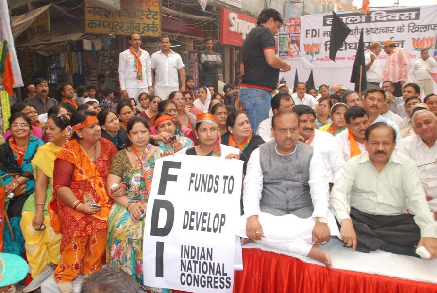 smacsingle75's tweet image. यहीं किसी और पार्टी का #PM #FDIReform के लिये गया होता तो 
#BJP 🌗 वाले इस 👇 पोज़ में होते✊
@aartic02 @AAPforINDIA