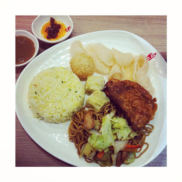chowking_ph's tweet photo. Friday naman na, why not have a #ChineseStyleFriedChicken! #PagbigyanNa #MasarapKasiEh
(c) @ginnie.elle https://t.co/wywmFkNiGG