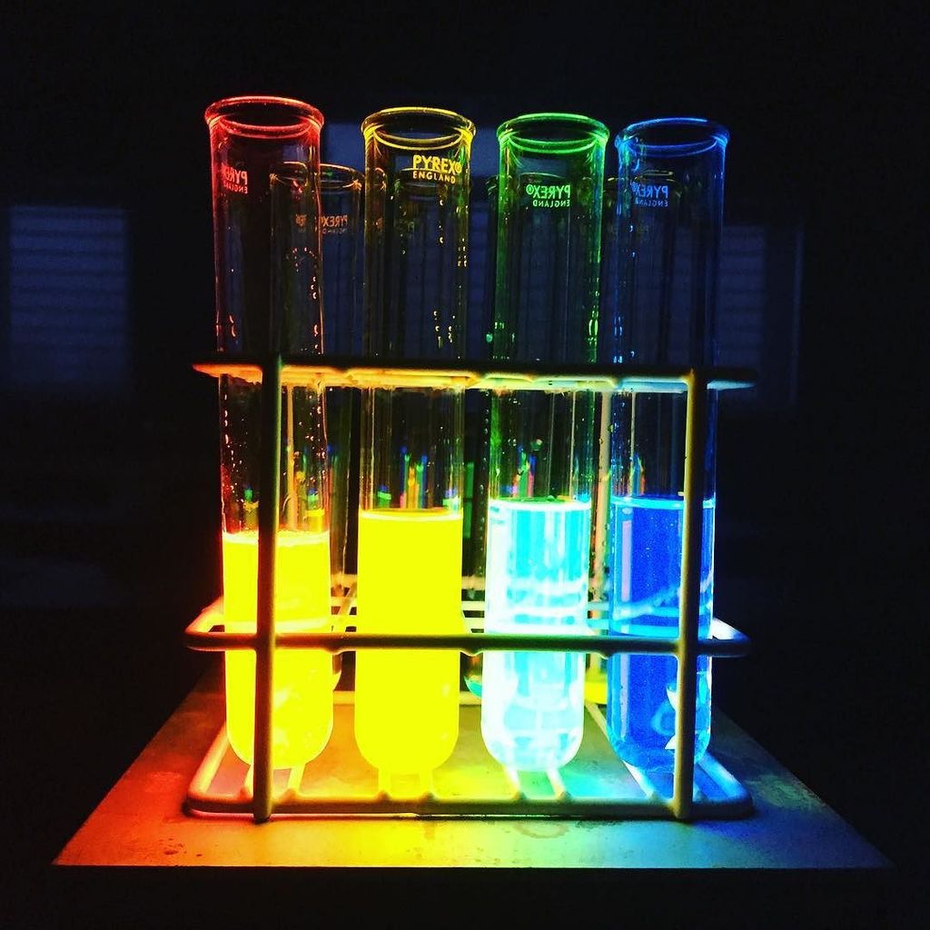 OwlTomes's tweet photo. All the pretty colours #chemiluminescence #chemistry #light2015 https://t.co/jMhd14nPDG
