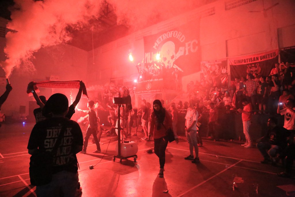 BoNyRochester's tweet photo. DRINK, SMOKE, STAND, CHANTS >>> Loud & Proud <<< @MetrofordEnd #3ternity #3ternity #3ternity #3ternity #3ternity https://t.co/x40wiXzJv2
