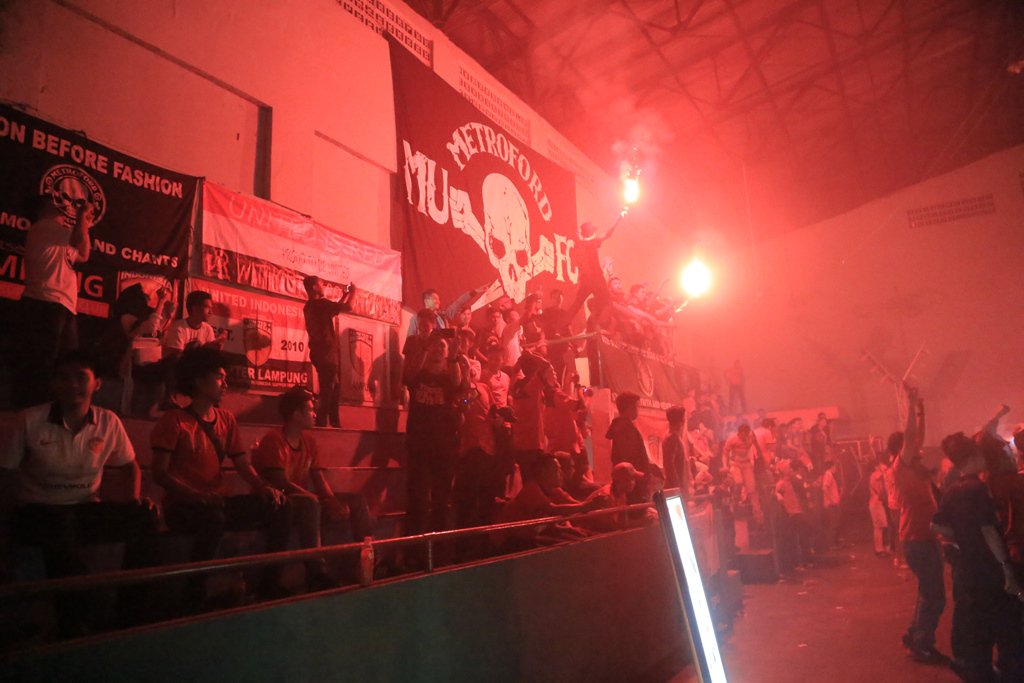 BoNyRochester's tweet photo. DRINK, SMOKE, STAND, CHANTS >>> Loud & Proud <<< @MetrofordEnd #3ternity #3ternity #3ternity #3ternity https://t.co/Xv9MpYUrqH