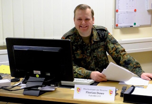 FlorianDowe's tweet photo. Herzlichen Glückwunsch zum Geburtstag! 60 Jahre #Bundeswehr - Als Reserveoffizier bin ich gern ein Teil davon! https://t.co/nyEQhbIL38