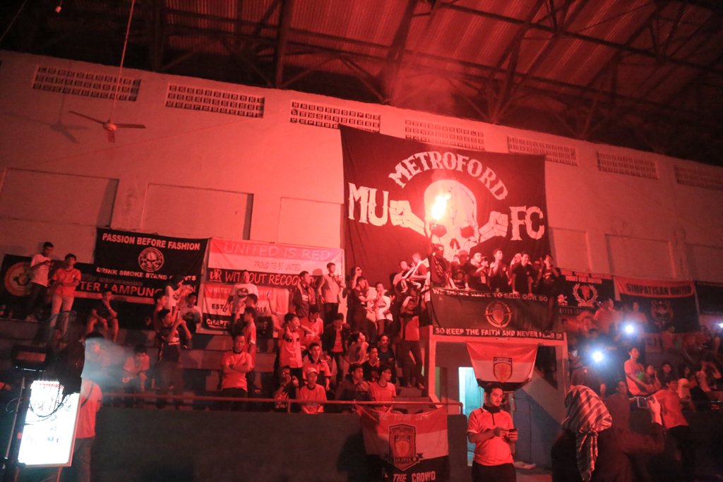 BoNyRochester's tweet photo. DRINK, SMOKE, STAND, CHANTS >>> Loud & Proud <<< @MetrofordEnd #3ternity #3ternity #3ternity #3ternity https://t.co/pLn1rRUZrs