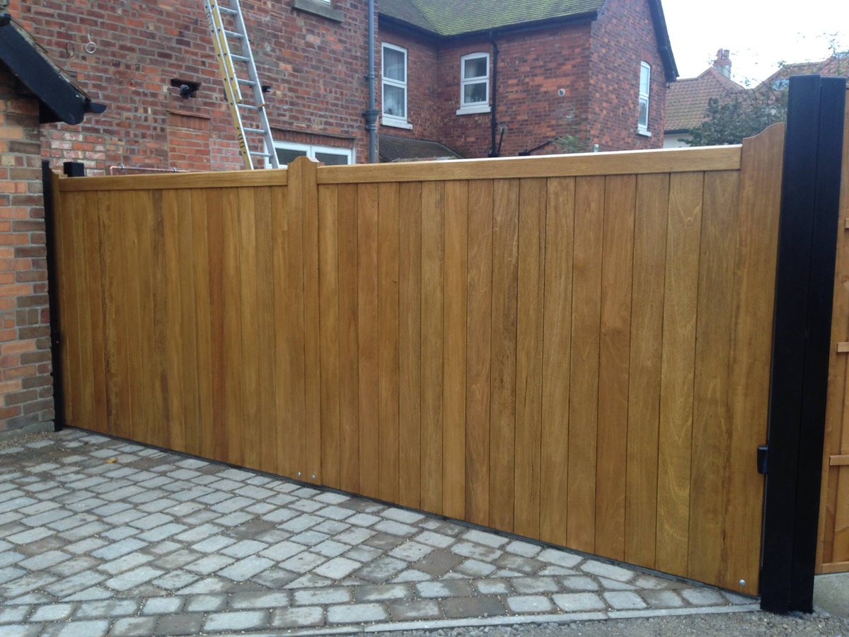 SwanGatesHull's tweet photo. Emery hardwood straight top timber sliding gate installed in Bridlington https://t.co/xARtxO1lwG