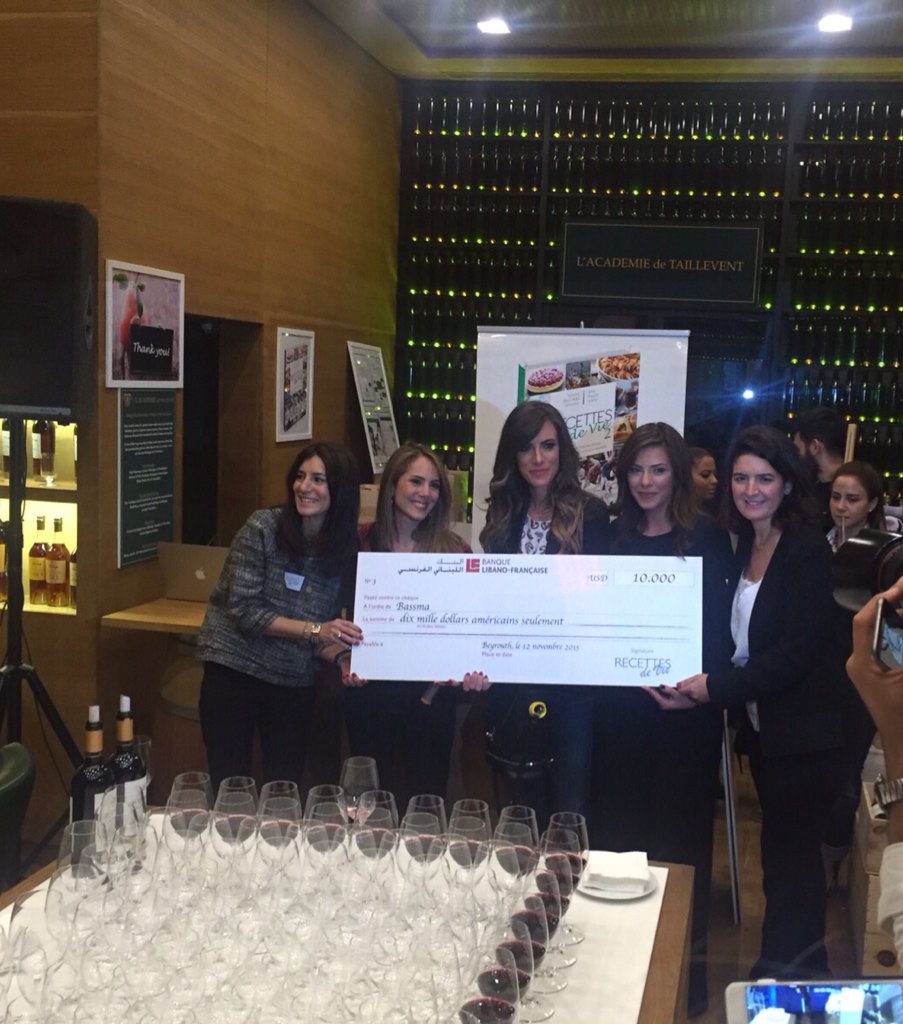 Recettesdevie2's tweet photo. Offering the NGOs their checks #ngos#charity https://t.co/kJG6CAvRfE