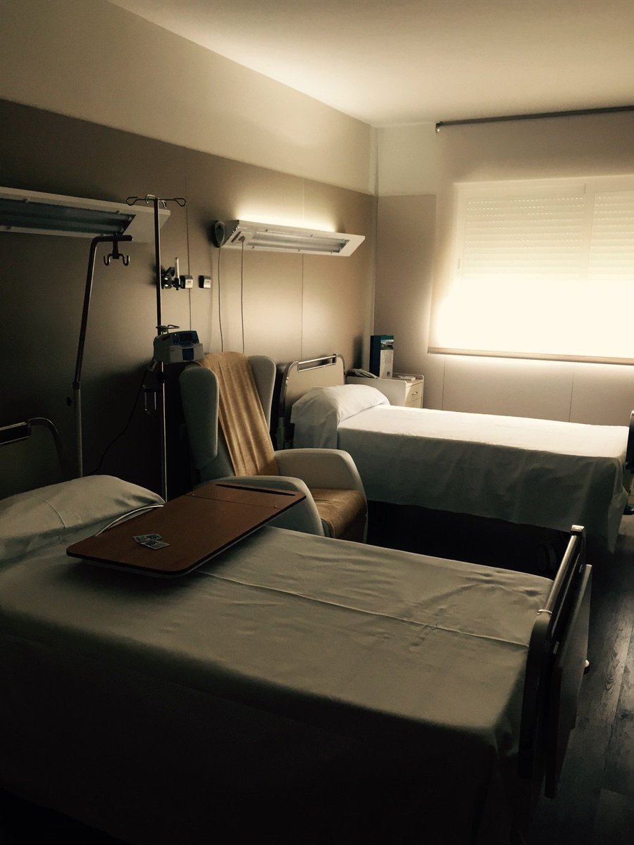 ImreKrull's tweet photo. Privaat ziekenhuis in Benidorm met twee bedden op 1 kamer. 1 voor patiënt 1 voor familie! Doodnormaal hier. https://t.co/R0kcXtRHZN