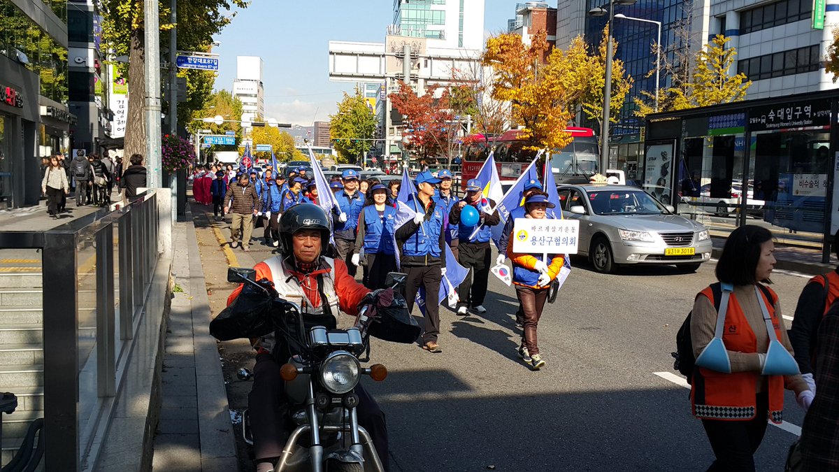 바르게살기운동용산구협의회는 
2015.11.12/목 제33회 남이장군 사당제에 회원 60여명이 참석하였으며, 가장 행렬에도 동참 하였습니다
아침 일찍부터 끝까지 함께 수고하신 회원님들께 진심으로 감사드립니다