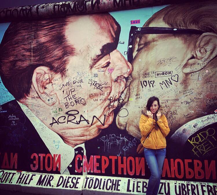 gacs__'s tweet photo. "Dios mio, ayúdame a sobrevivir a este amor mortal" #berlin #easysidegallery #BrotherhoodKiss #MuroDeBerlín https://t.co/NuCFNpXK1R