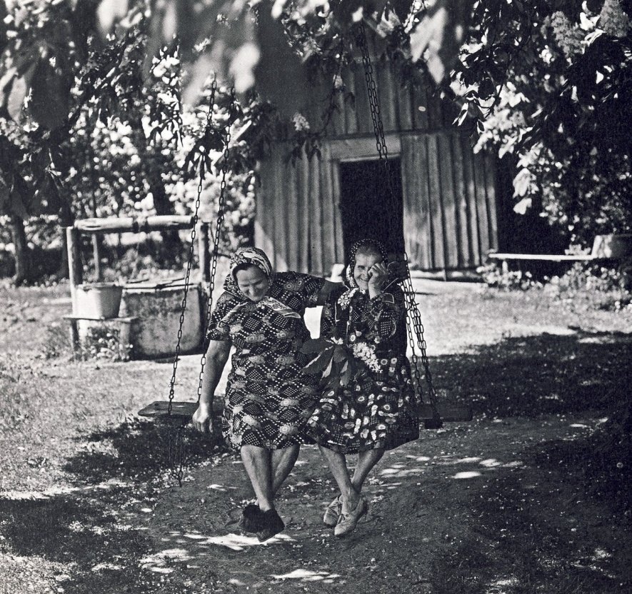 HistoryFoto's tweet image. «Позабыто все на свете, Сердце замерло в груди, Только небо, только ветер, Только радость впереди!» СССР. 70-е.