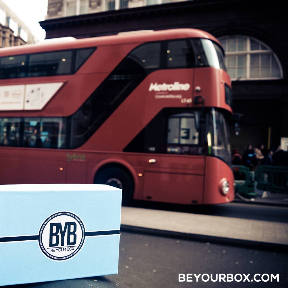 beyourbox's tweet photo. N'oubliez pas, #lapetiteboitebleue reviens de Londres, et elle arrive très bientôt ! #beyourbox #london https://t.co/s1b3oIXypm