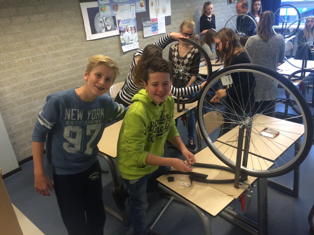 ruud_kessels's tweet photo. Fietsband plakken met T2D 🎉😳 @UrsulaHorn #projectdagen https://t.co/yx65eLJfjb