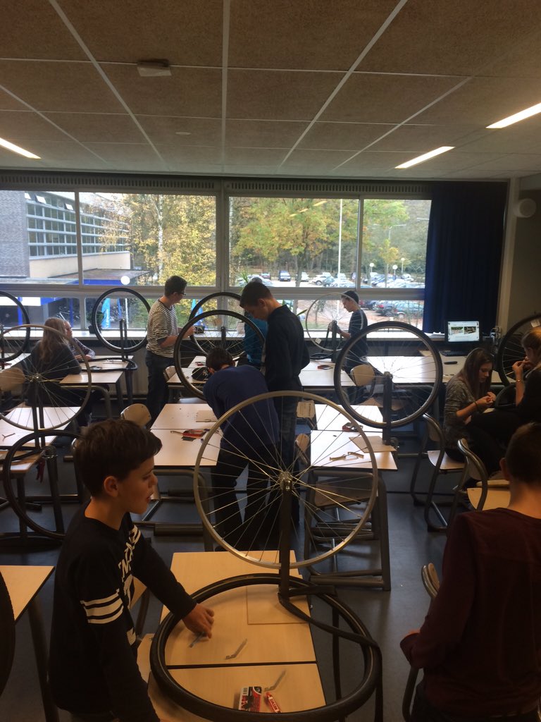 ruud_kessels's tweet photo. Fietsband plakken met T2D 🎉😳 @UrsulaHorn #projectdagen https://t.co/yx65eLJfjb