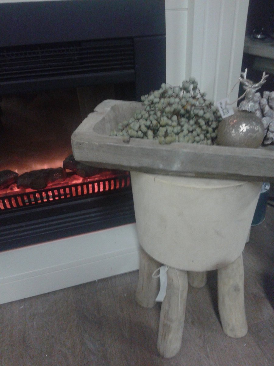 Massief houten krukjes.. in naturel en wit.. eenmalig... zeer zware kwaliteit. Ongelofelijk voor maar €19,95!!