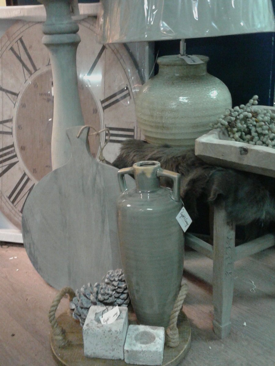 Grijs/dadeltak groen...... wat een heerlijk landelijkplaatje..