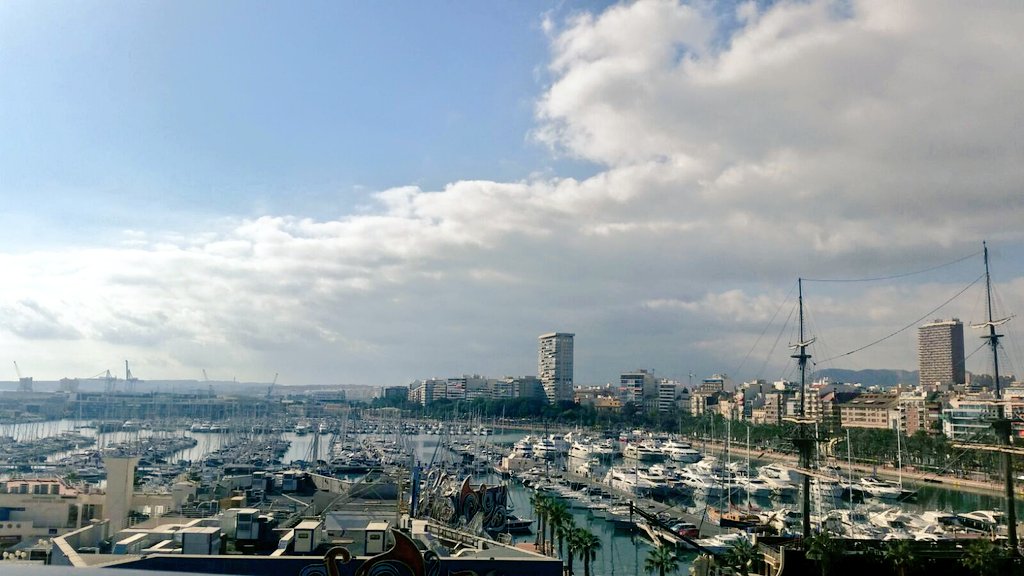 IkerCasillas's tweet photo. Llegamos a Alicante! Mañana partido bonito ante Inglaterra! Buen fin de semana a todos! https://t.co/o4H01qjRWO