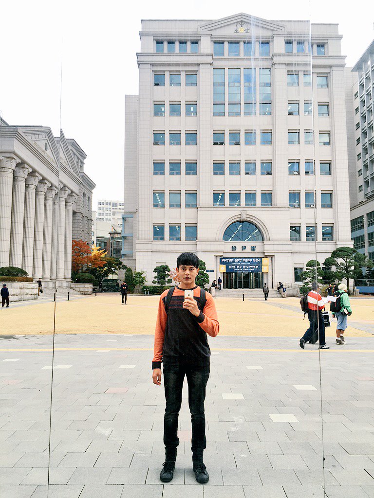 NazimOthman's tweet photo. Only in Seoul. https://t.co/UfKOCJIysm