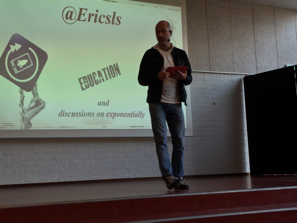 Mister_MS's tweet photo. @Ericsls houdt keynote bij #OMOICTO15 #fhict https://t.co/N7IIwLTYIq
