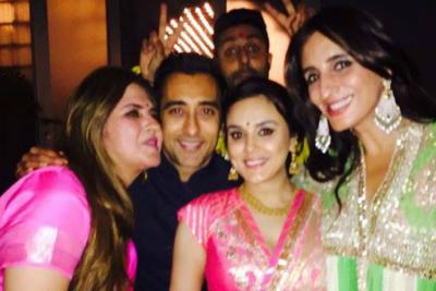 BollywoodF's tweet photo. Bollywood Celebrities at Bachchan's Diwali bash. https://t.co/KYCSDTiCN9