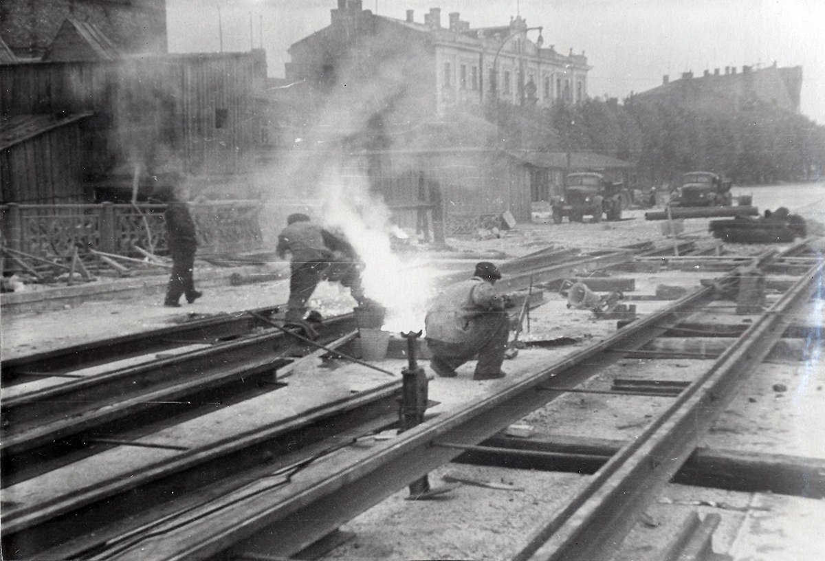 liepajalv's tweet photo. Mirklis vēstures- Tramvaja tilts #Liepājā celtniecības laikā. https://t.co/nX0StpwjRM https://t.co/F5DJb0kfa6