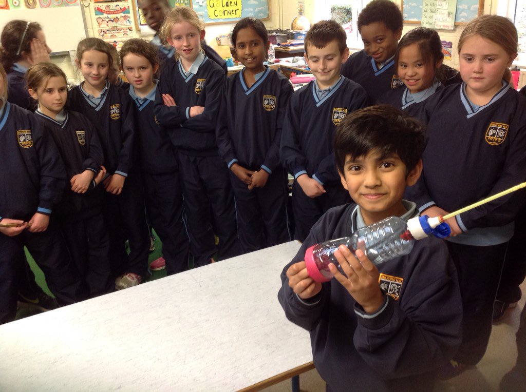 MilfordNS82's tweet image. Fourth Class experimenting during Science Week #ScienceWeek #lavalamps #lungmodels #floatingeggs #quicksand